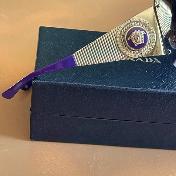 Vintage Versace sunglasses.new in the box - Picture 2 of 9